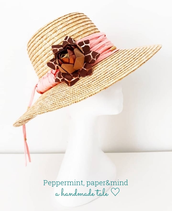 cappelli di paglia con fiore di carta origami